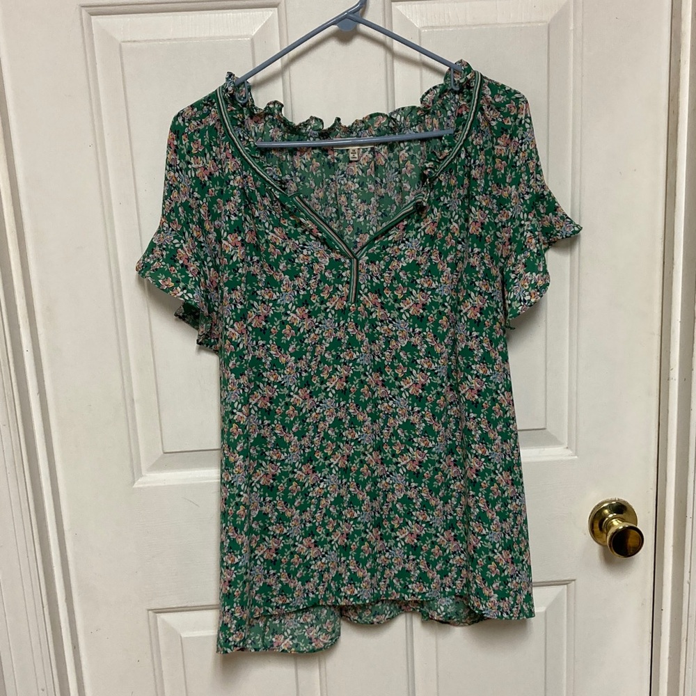 3/$20 bundle and save 
Max Studio Green Floral Blouse